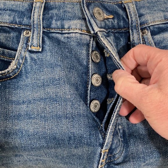 NWT Old Navy jean shorts. Size 6 - Picture 3 of 7